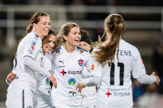 Rosengårds Iva Landeka (m) gör 1-3 och jublar med Lotta Schelin och Hanna Folkesson