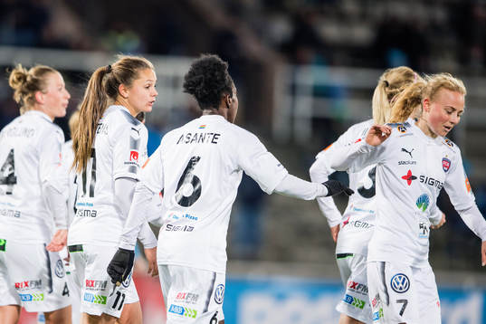 Rosengårds Emma Berglund, Lieke Martens, Anita Asante och Ebba Wieder jublar efter 1-3