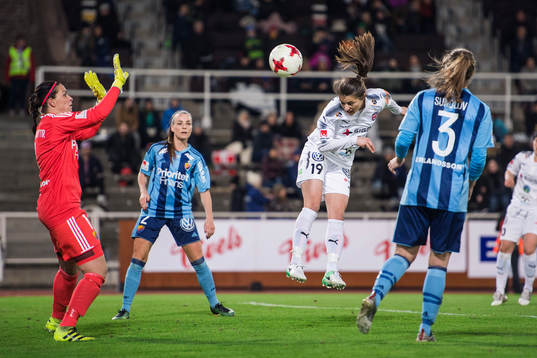 Rosengårds Iva Landeka nickar in 1-3 bakom Djurgårdens målvakt Gudbjörg Gunnarsdottir