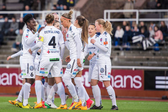 Rosengårds Anita Asante, Emma Berglund och Sanne Troelsgaard Nielsen jublar efter 1-1
