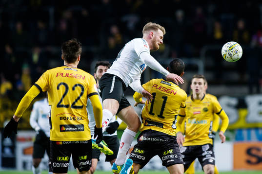 Örebros Michael Almebäck nickar bollen