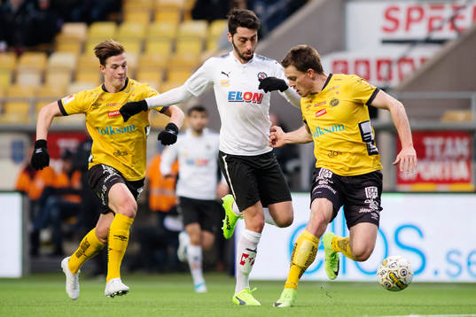 Elfsborgs Simon Olsson och Jörgen Horn i kamp om bollen