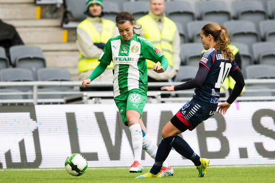 Hammarbys Amanda Johansson i kamp om bollen med Linköpings