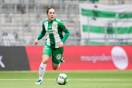 Hammarbys Alma Nygren med bollen