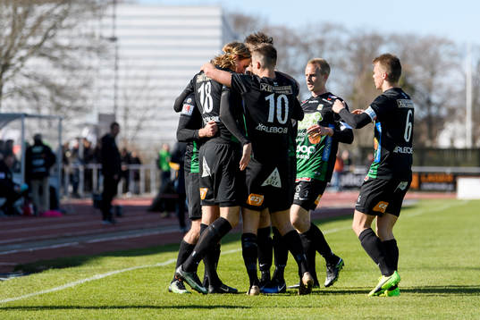 Varbergs spelare jublar efter 1-0 av Karl Söderström