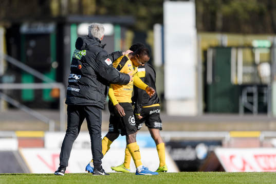 Varbergs tränare Jörgen Wålemark tackar Frejs Nsima