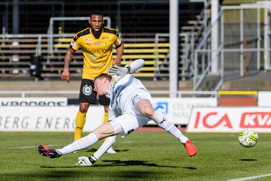 Frejs målvakt Ruben Åhman ser bollen gå in till 1-0
