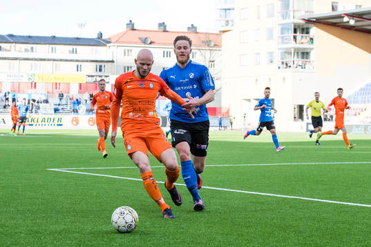AFC Eskilstunas Zourab Tsisaridze i kamp om bollen med