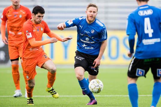 AFC Eskilstunas Ansel Raskaj i kamp om bollen med Halmstads