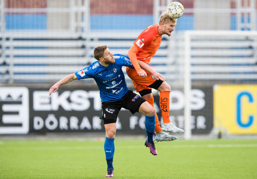 Halmstads Alexander Ruud Tveter i en nickduell med AFC