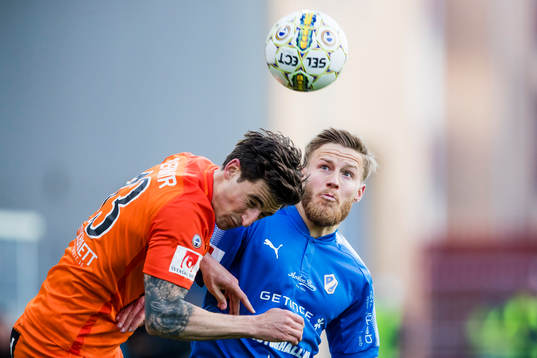 AFC Eskilstunas Thomas Piermayr i en nickduell med