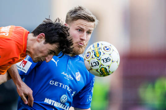AFC Eskilstunas Thomas Piermayr i en nickduell med