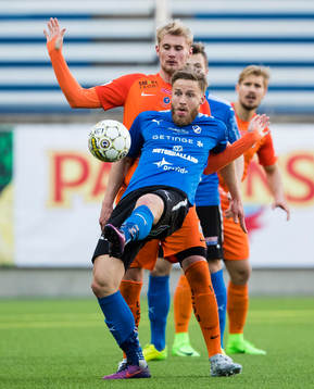 Halmstads Alexander Ruud Tveter i kamp om bollen med AFC
