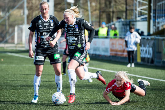 Piteås Julia Karlenäs och Ellen Löfqvist mot LB07s Alice