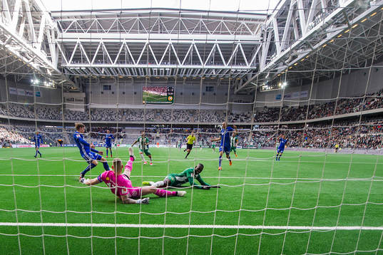 Sundsvalls målvakt Tommy Naurin och Hammarbys Pa Amat Dibba