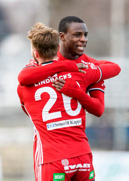 Piteås Moses Duckrell jublar tillsammans med Anton Rosengren efter sitt 1-0 mål