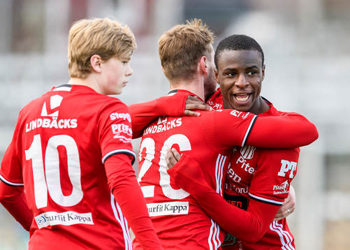 Piteås Moses Duckrell jublar tillsammans med Anton Rosengren efter sitt 1-0 mål