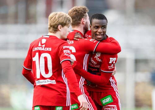 Piteås Moses Duckrell jublar tillsammans med Anton Rosengren efter sitt 1-0 mål