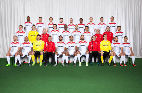 Assyriska poserar för en lagbild den 24 april 2017 i Södertälje. Bakre ledet fr. v. Kevin Krans, Shatil Khoury, Daniel Stensson , Joshua Pritchard, Sebastian Holmqvist, Lawal Ismail, Love Reutersvärd, Andy Antar, Charlie Gregory. Mittenledet fr. v.Victor Söderström, Adrian Engdahl, materialare Naman Asmar, Marcus Ytter, Tashan Francis-Adeyinka, Erido Poli, Jerome Tibbling Ugwo, lagledare  Melek Bisso, naprapat  Petter Isaksson, Harry Osborne. Sittande fr. v. Simon Strand, Alessandro Pereira, Elias Hadaya, tränare Erik Acar, Isa Demir, David Durmaz, Andreas Haddad, assisterande tränare Magnus Österberg, Davor Blazevic, Gilgamesh Oyal, Rani Haddad.