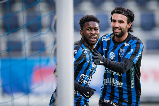Sirius Kingsley Kofi Sarfo gör 1-0 och jublar med Alexander Nilsson 