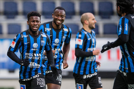 Sirius Kingsley Kofi Sarfo gör 1-0 och jublar med Moses Ogbu