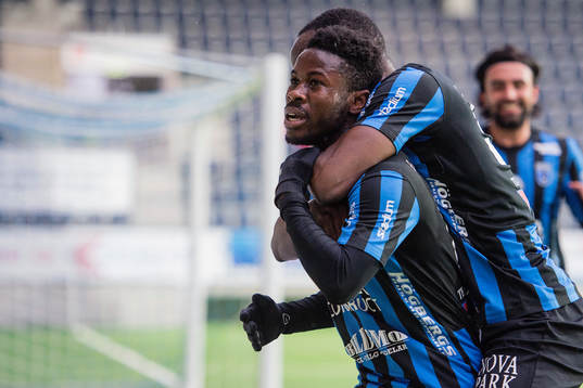 Sirius Kingsley Kofi Sarfo gör 1-0 och jublar med Moses Ogbu
