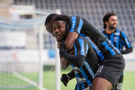 Sirius Kingsley Kofi Sarfo gör 1-0 och jublar med Moses Ogbu
