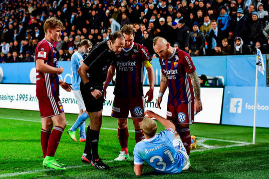Domare Jonas Eriksson i samtal med Djurgårdens Magnus Eriksson och Malmö FFs Franz Brorsson