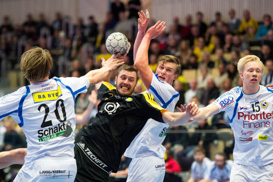 Sävehofs Jonas Larholm blockeras av Redbergslids Martin