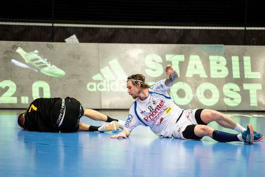 Sävehofs Jonas Larholm och Redbergslids Tobias Johansson