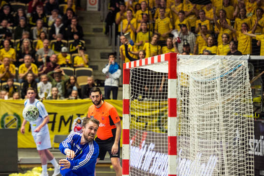 Sävehofs målvakt Per Sandström räddar ett skott