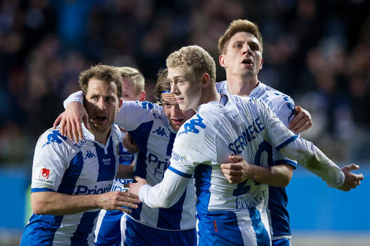 IFK Göteborgs Sebastian Eriksson, Tobias Hysen, August Erlingmark och Henrik Björdal omfamnar Mikael Boman efter att han kvitterat till 1-1