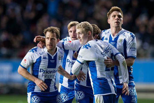 IFK Göteborgs Sebastian Eriksson, Tobias Hysen, August Erlingmark och Henrik Björdal omfamnar Mikael Boman efter att han kvitterat till 1-1