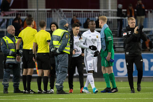 Östersunds tränare Graham Potter tackar tillsammans med övriga laget publiken efter
