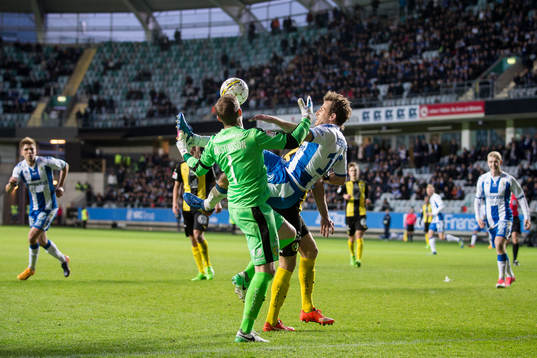 IFK Göteborgs Tobias Hysen i kamp om bollen med Hammarbys