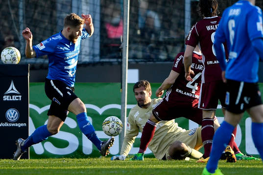 Halmstads Alexander Ruud Tveter och Djurgårdens målvakt