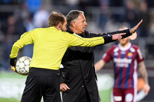 Domare Johan Hamlin och Halmstads tränare Jan Jönsson