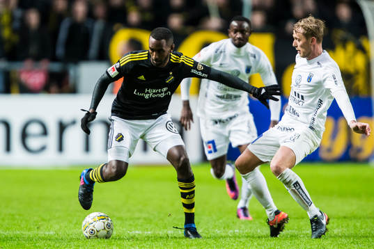 s Henok Goitom i kamp om bollen med Sirius Christer