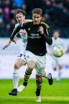 s Eero Markkanen i kamp om bollen med Sirius Daniel Jarl under fotbollsmatchen i Allsvenskan mellan AIK och Sirius den 27 April 2017 i Solna. 