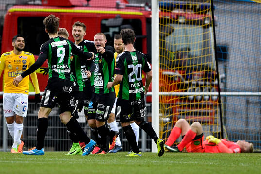 GAIS Dardan Rexhepi jublar med lagkamrater