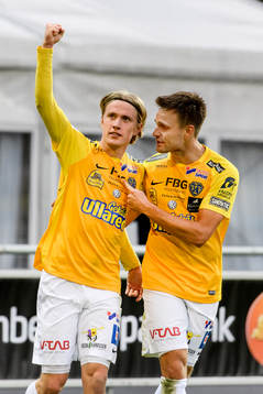 Falkenbergs Viktor Götesson (v) och Johannes Vall (h) jublar efter 1-1