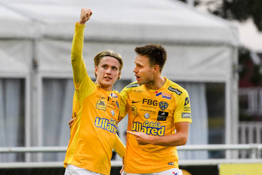 Falkenbergs Viktor Götesson (v) och Johannes Vall (h) jublar efter 1-1