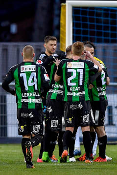 GAIS Dardan Rexhepi jublar med lagkamrater