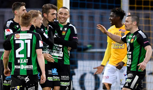 GAIS Dardan Rexhepi jublar med lagkamrater