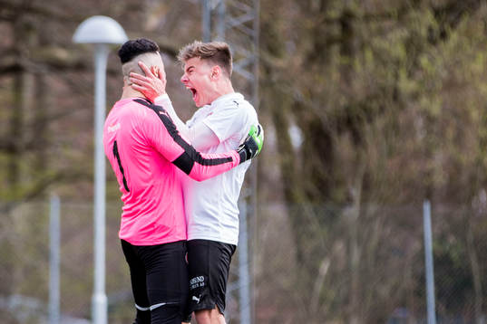 Hittarps målvakt Hussein Hamzi jublar tillsammans med Max Anderberg efter att ha räddat en straff