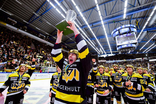 s  Kevin Stenlund  jublar med pokalen