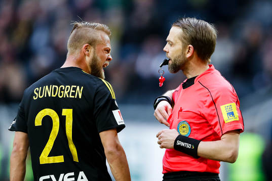 s Daniel Sundgren reagerar på Domare Johan Hamlin under fotbollsmatchen i Allsvenskan mellan AIK och GIF Sundsvall den 30 april 2017 i Stockholm. 