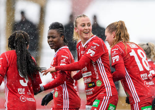 Piteås Julia Karlenäs jublar