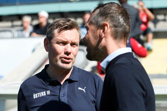Östers tränare Thomas Askebrand pratar med Örgrytes