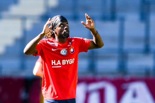 Örgrytes Martin Kayongo-Mutumba jublar efter 1-1 på straff